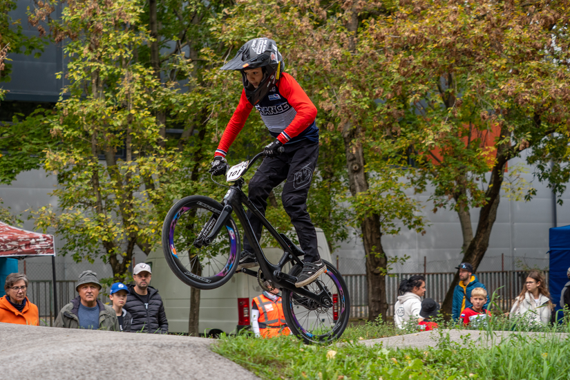 Dárius naďalej dominuje