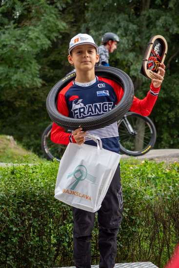 Dárius naďalej dominuje